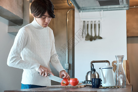 男人在厨房里做饭图片