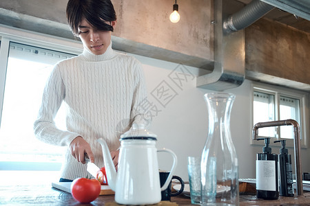 男人在厨房里做饭图片