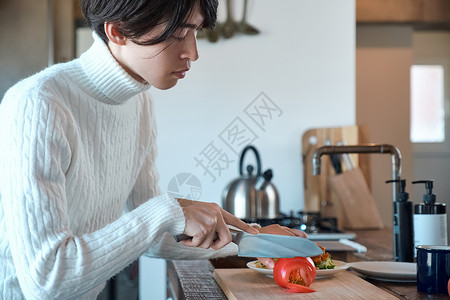 男人在厨房里做饭图片