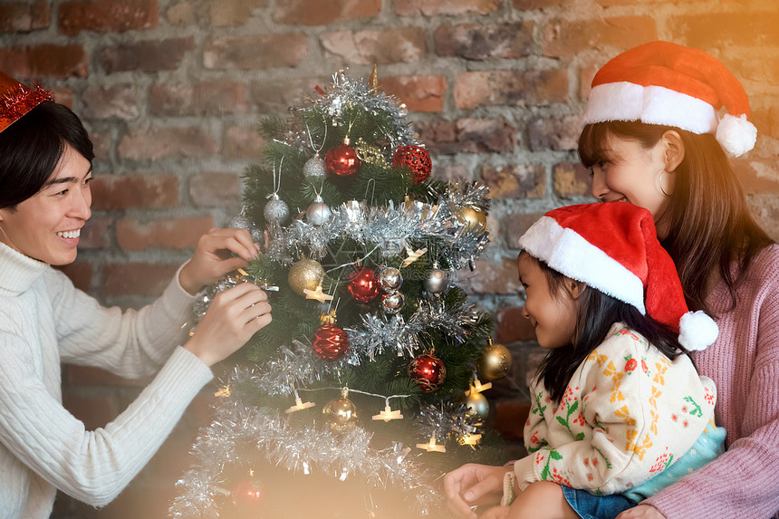 室内一家人装饰圣诞树图片