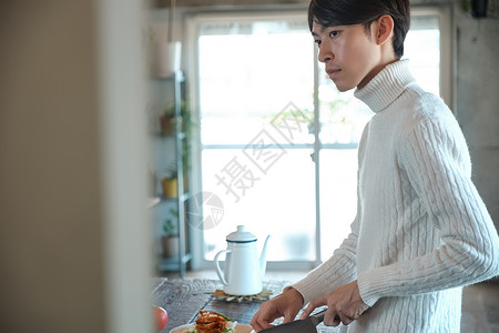 在厨房里做饭的男子图片