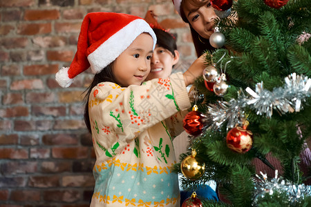 室内一家人装饰圣诞树图片