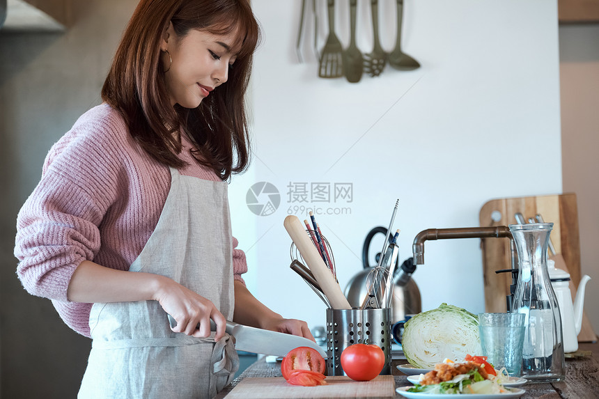 在厨房里烹饪的妇女图片