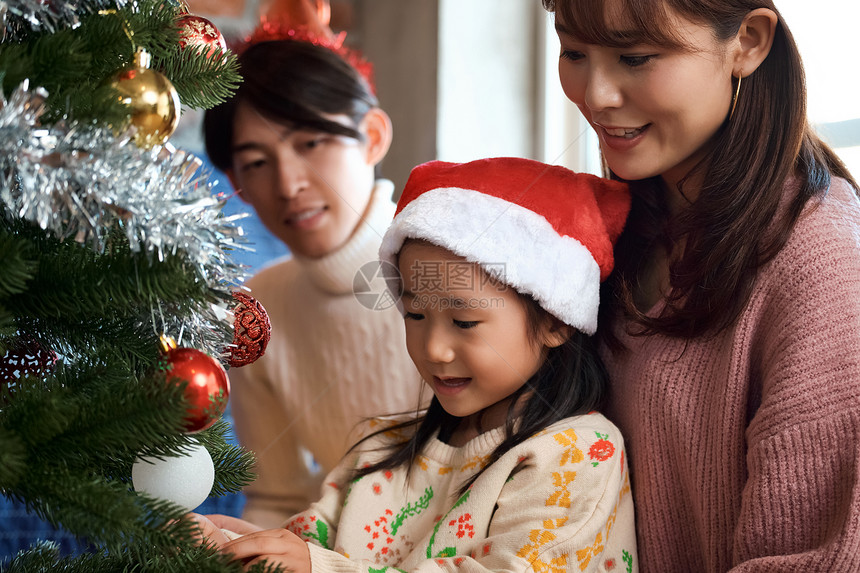 室内愉快一家人装饰圣诞树图片