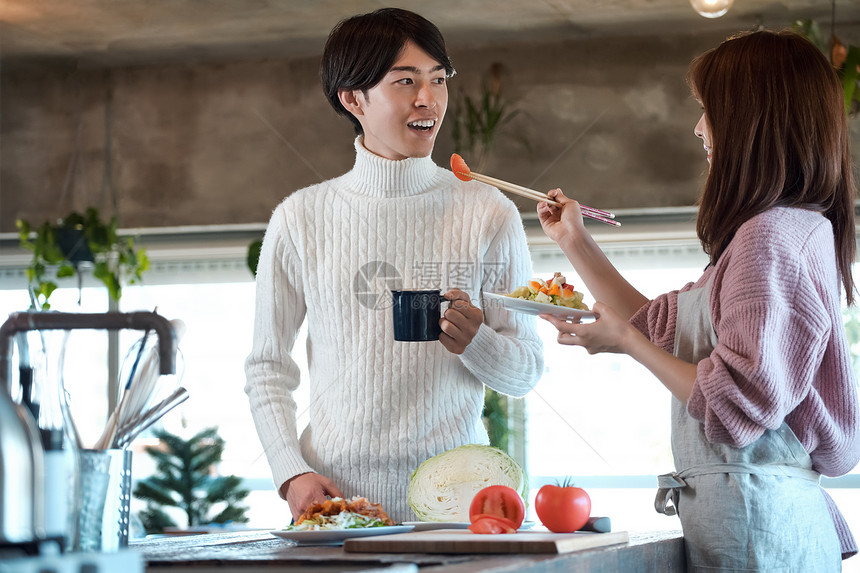 男人和女人在厨房里做饭图片