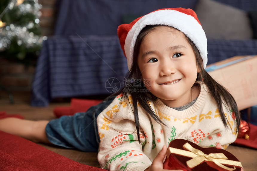 小姑娘享受圣诞节图片