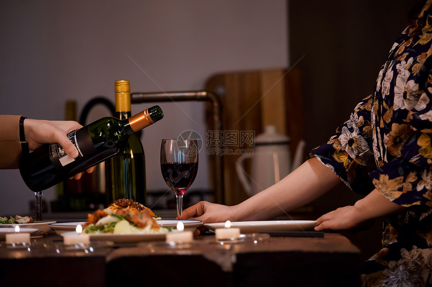 情侣约会晚餐喝红酒图片