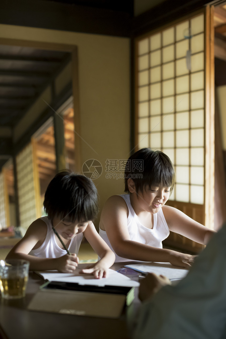 餐桌做家庭作业的男孩图片