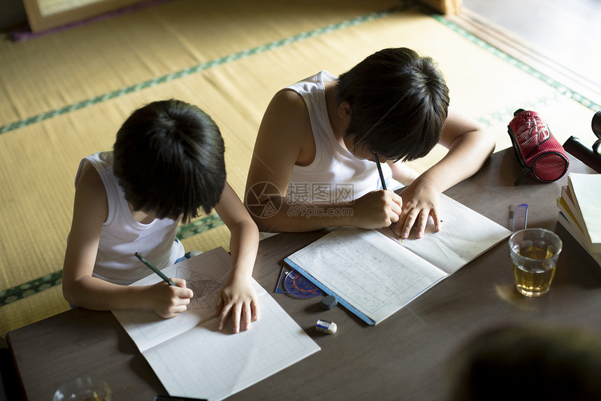 日式房间里写作业的小朋友们图片