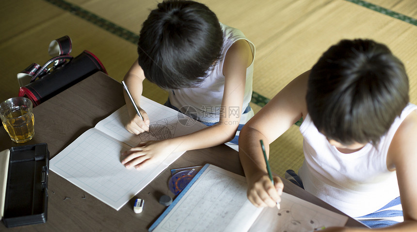 日式房间里写作业的小朋友们图片