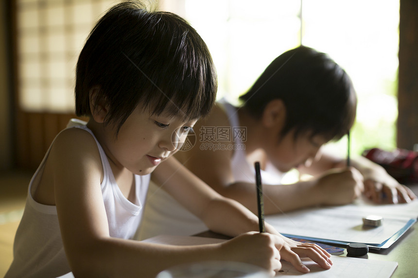 日式房间里写作业的小朋友图片
