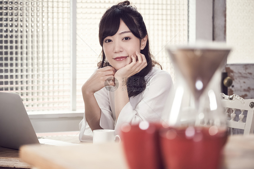 年轻事业的女人在一家咖啡馆图片