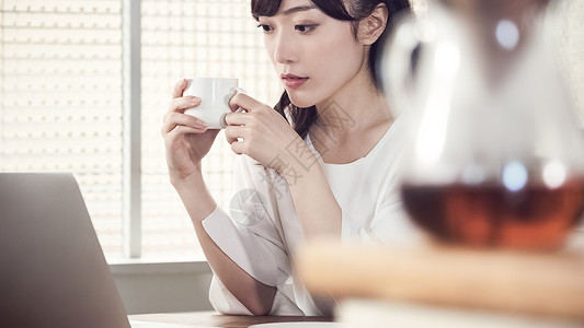 店内女人在一家咖啡馆喝咖啡图片