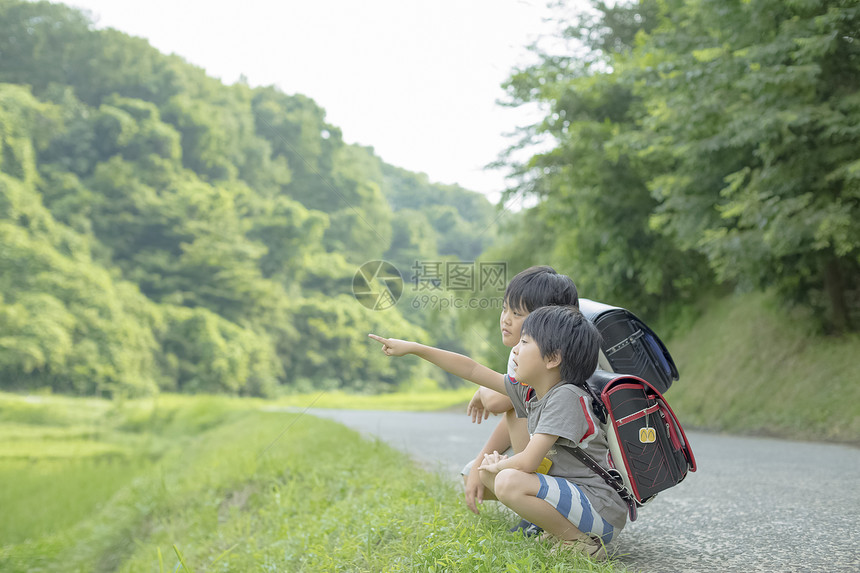 小学生在上学的路上图片