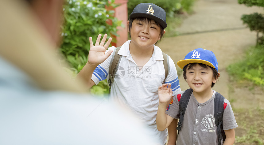 小男孩在乡间小路上走图片