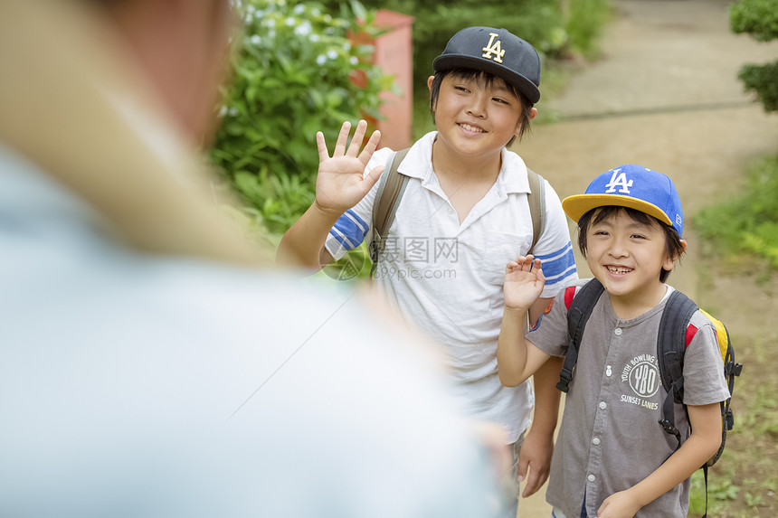 在乡间过暑假的男孩图片