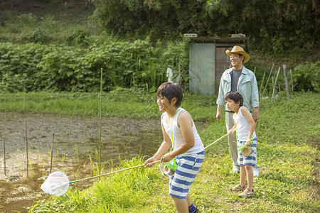 稻田素材网在乡间过暑假的男孩背景