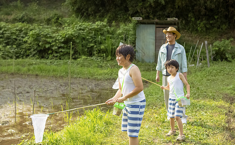 稻田素材网在农村过暑假的男孩背景