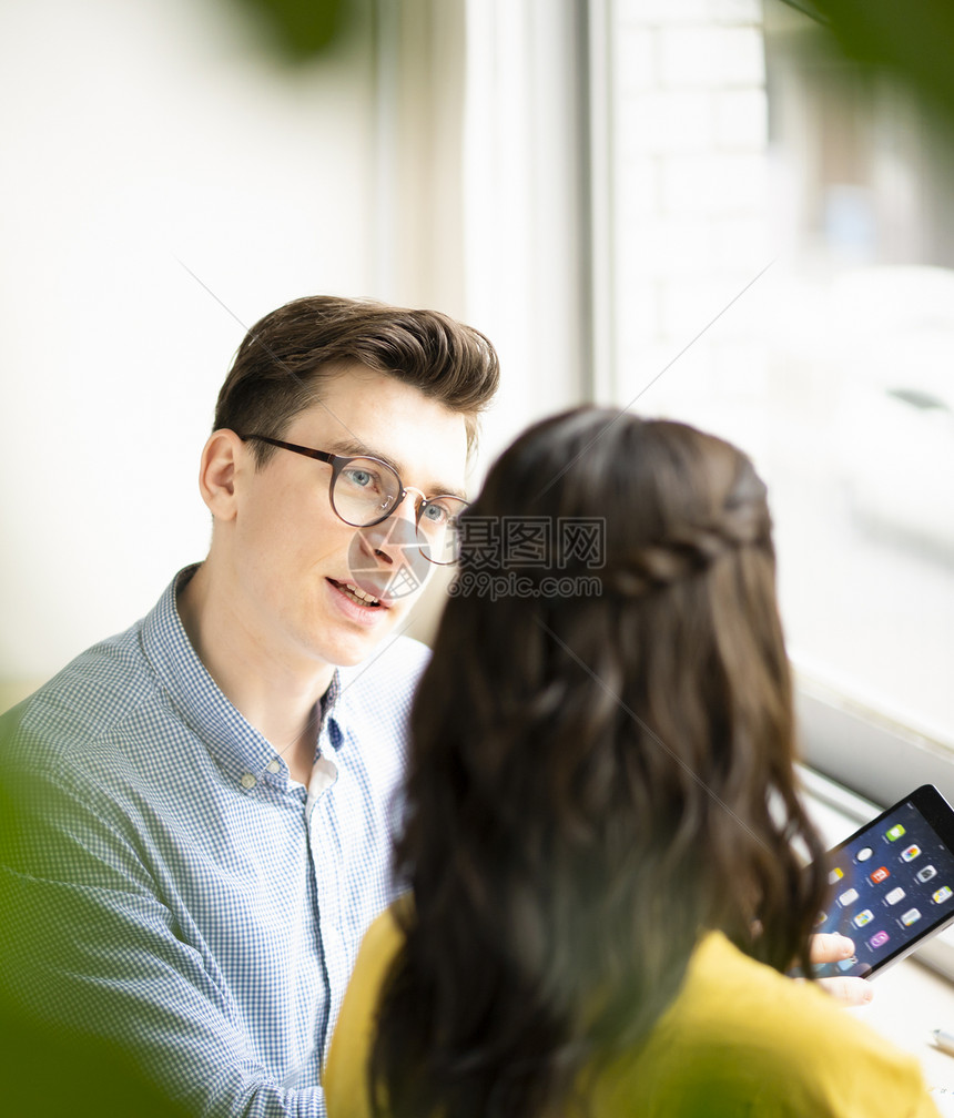 在咖啡馆学习英语的妇女和男子图片