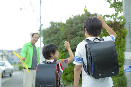 老年人引导小学生去学校之路图片