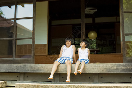 农村男孩在家里坐着休息图片