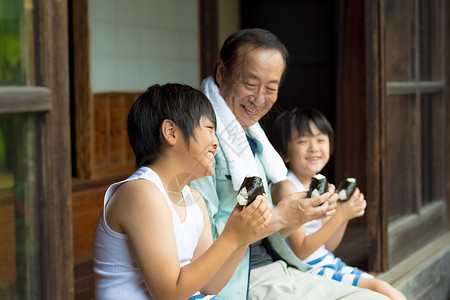 爷爷和孙子坐在庭院外纳凉图片