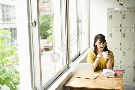 在咖啡店喝咖啡办公的女性图片