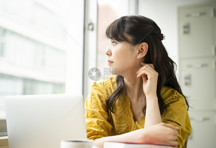 在咖啡馆休息的青年女性图片