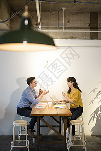 咖啡店讨论工作的商务人士图片