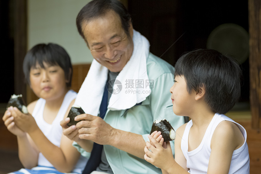 坐在老房子里的儿童图片