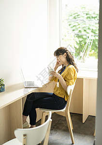 咖啡馆看电脑的女人图片