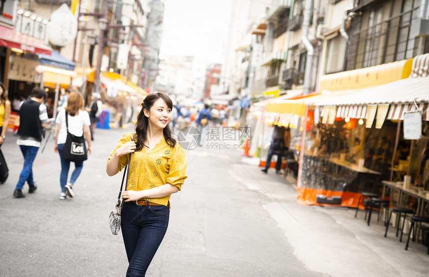 独自逛街的女人图片