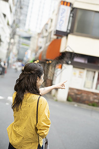 独自走在街道的女人背影图片