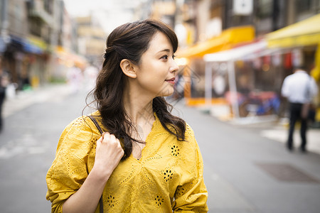 独自走在街道的女人图片