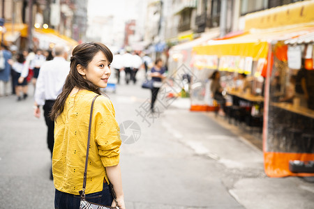 独自走在街头的女人图片