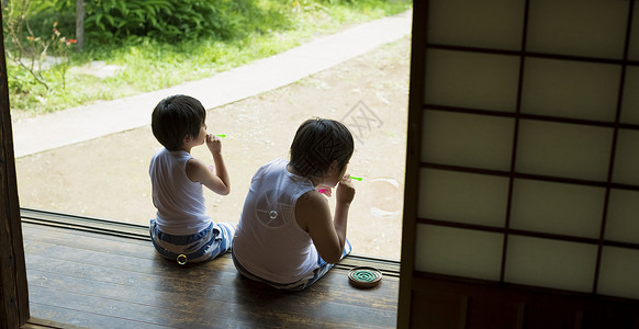 两个男孩暑假在农村玩耍图片