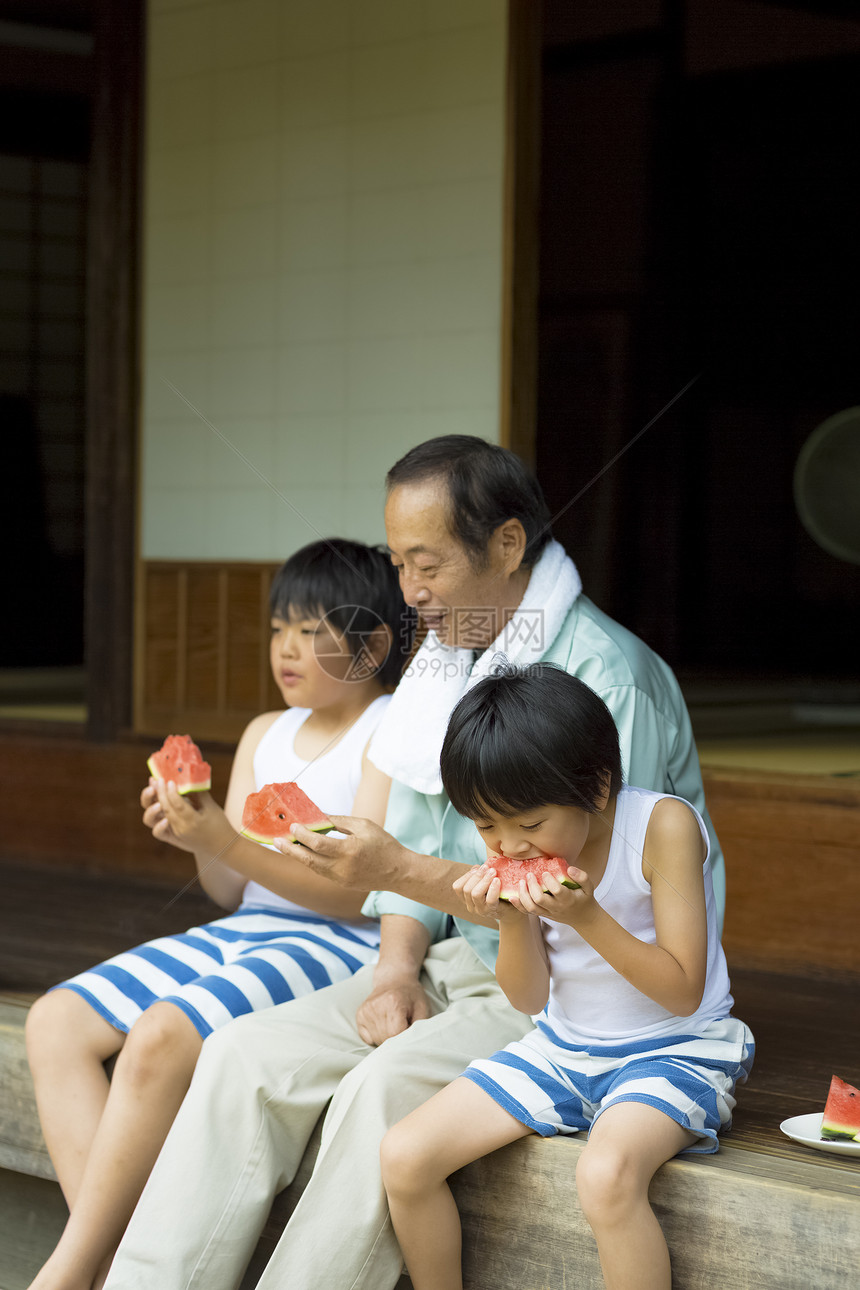 爷爷和二个孙子一起吃西瓜图片