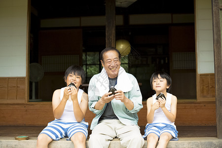 爷爷和二个孙子一起吃美食图片