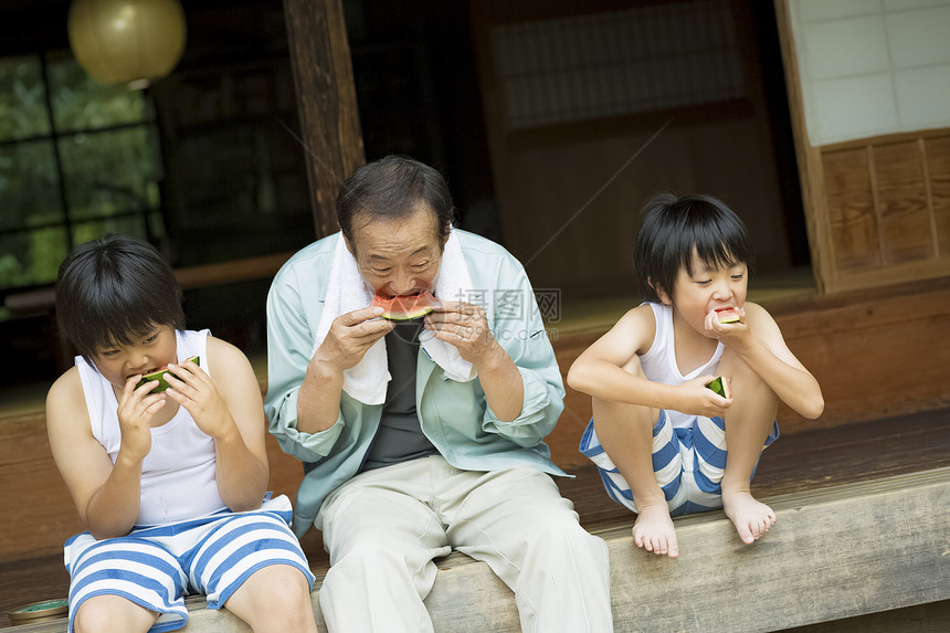 爷爷和二个孙子一起吃西瓜图片