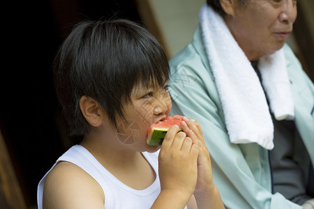 吃西瓜的小男孩图片