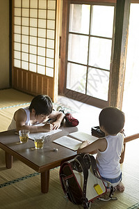餐桌上做家庭作业的男孩图片