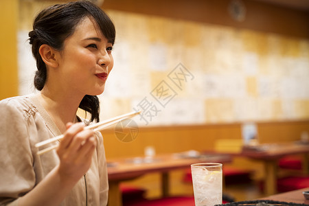 餐厅独自吃饭的女青年图片