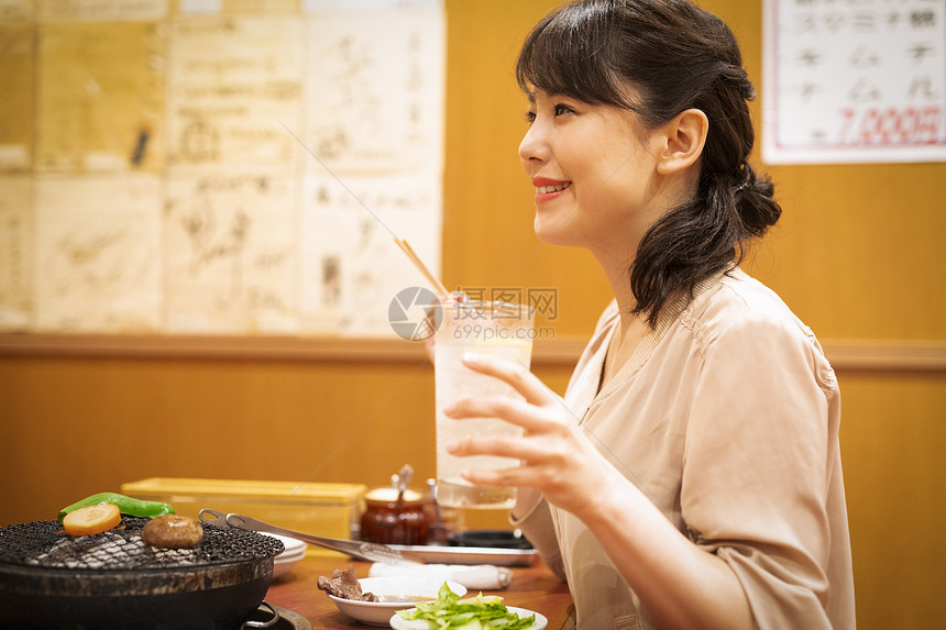 餐厅独自吃饭的女青年图片