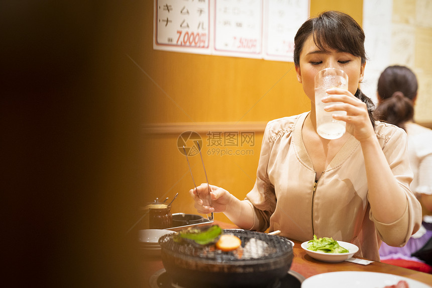 餐厅里喝着饮料的女青年图片