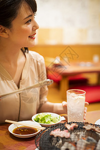 喜欢独自吃饭的女人图片