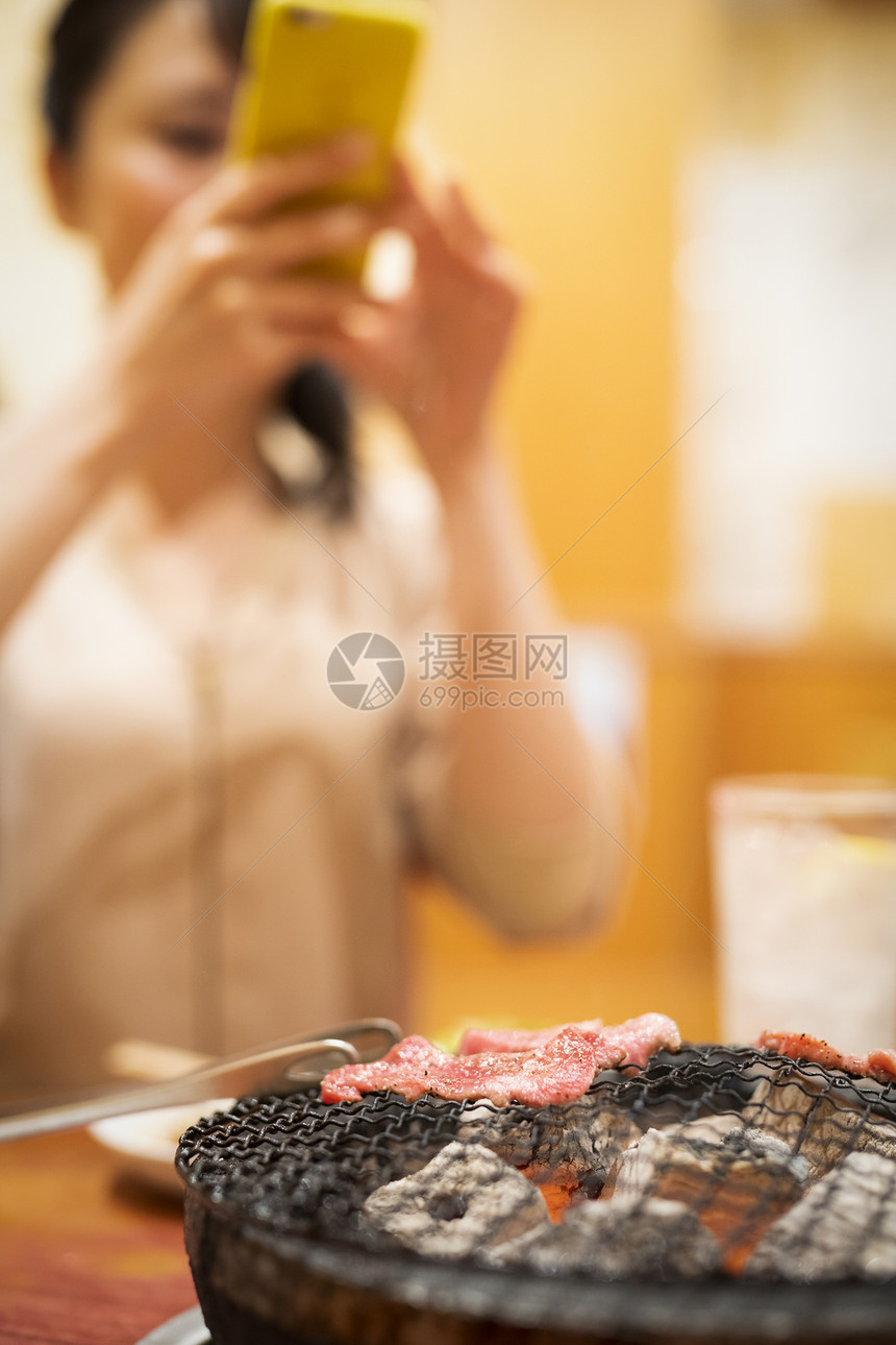 喜欢独自吃烤肉的女人拍照图片