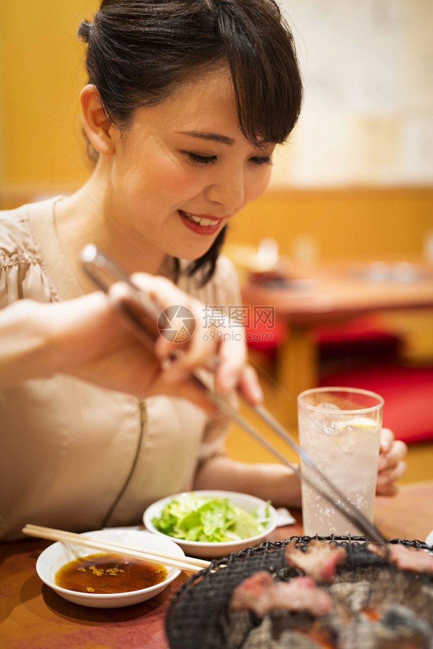 喜欢独自吃烤肉的女人图片