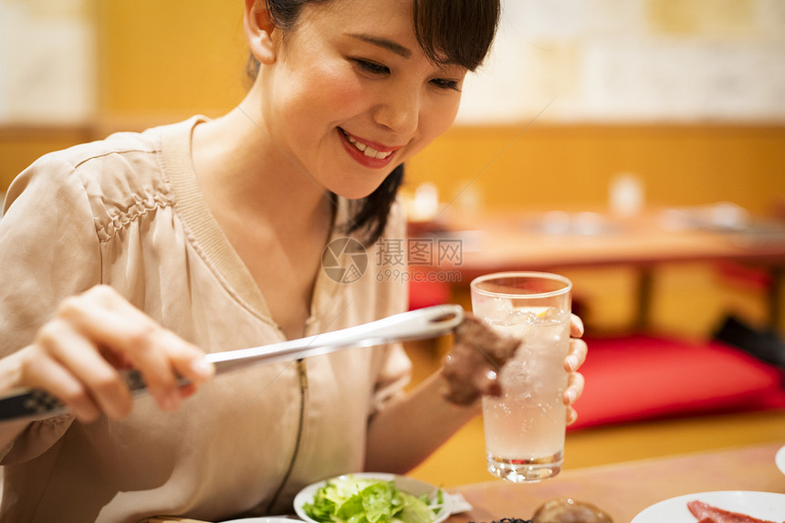 喜欢独自吃饭的女人图片