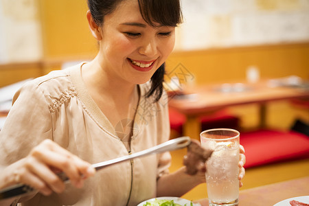 餐厅喜欢独自吃饭的女人图片