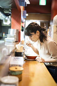 日本饭店一个独自享受拉面的女人背景